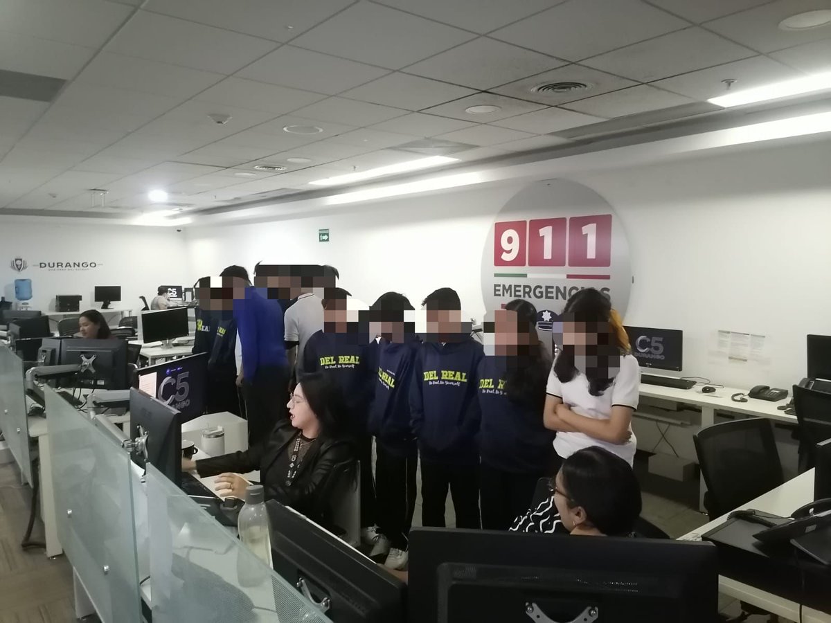 sspdgo's tweet image. #DurangoRenace Alumnos del Colegio Real de Durango, Dgo., visitan el C5 de la Secretaría de Seguridad Pública. Conocen el trabajo de video vigilancia, monitoreo y atención de emergencias por parte de corporaciones de los tres niveles de gobierno #SSPDgo
