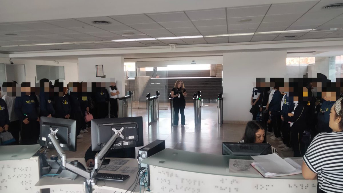 sspdgo's tweet image. #DurangoRenace Alumnos del Colegio Real de Durango, Dgo., visitan el C5 de la Secretaría de Seguridad Pública. Conocen el trabajo de video vigilancia, monitoreo y atención de emergencias por parte de corporaciones de los tres niveles de gobierno #SSPDgo