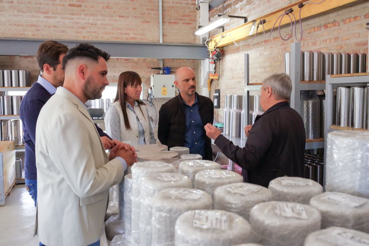 julietacorroza's tweet photo. También estuvimos en la empresa Zoxi, donde conocimos de primera mano la fabricación de productos únicos en el país y en Latinoamérica, para la industria del gas y petróleo. La #Neuquinidad es un Estado presente que acompaña y potencia el desarrollo del sector privado. Porque si a Neuquén le va bien, le va bien al país.