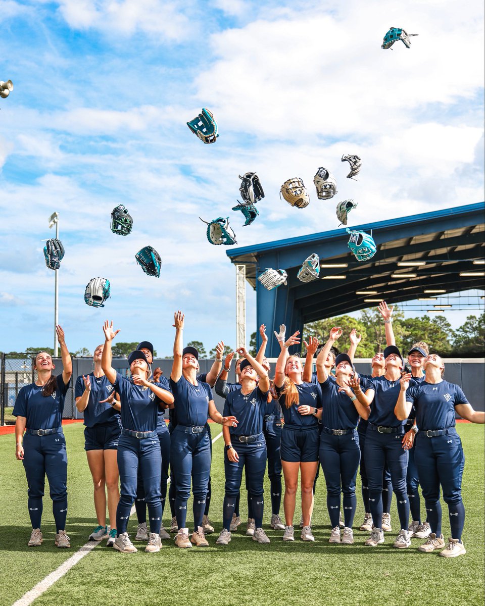 UNCWsoftball's tweet photo. that new glove feeling! 😄

#SeahawkSoftball https://t.co/UdlMWfxLiL
