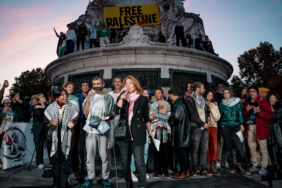 Très beau rassemblement ce soir à République à Paris! 

Pensées à Gaza et à celles et ceux arrêtés ce matin sur les flottilles 

Libérez la Palestine et les prisonniers humanitaires des griffes du pouvoir israélien.