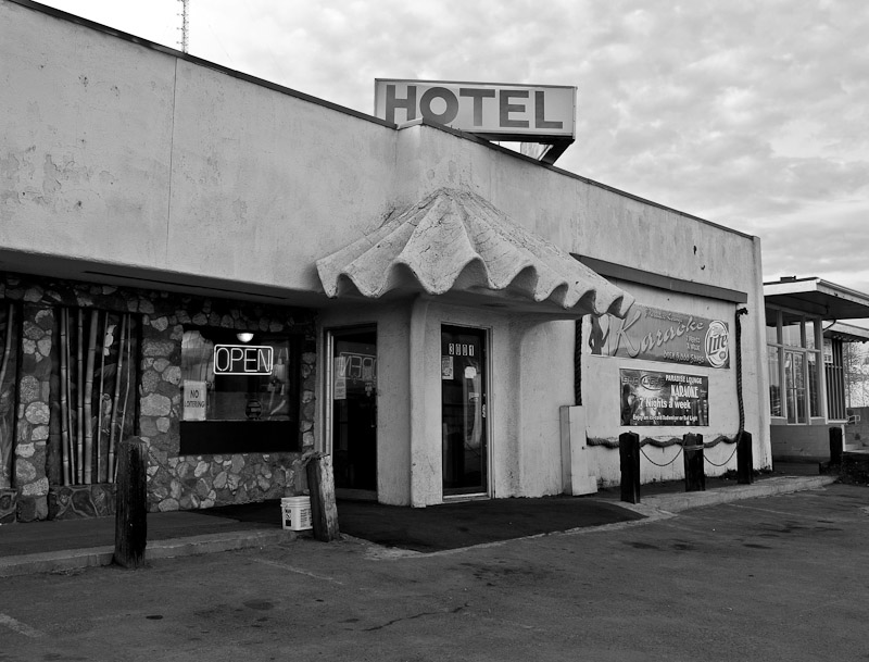 ANC_Historian's tweet photo. Since the palm tree sign has been reinstalled, here's Anchorage's Paradise Inn in 2009. It was built in 1962. Owner forfeited property in 2017 after selling 327 grams of meth to a federal informant. Photos by late great Stephen Cysewski.. #alaskahistory #anchoragehistory #alaska https://t.co/fZCQBYSMDE
