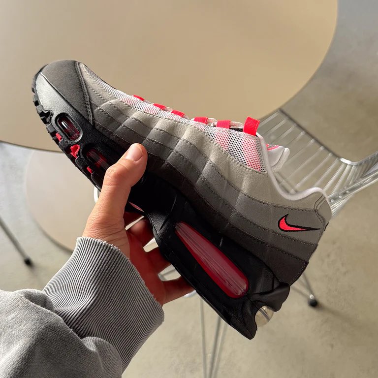thesnkrsleaker's tweet photo. Dropping this Friday (10/10) 🗓️ 

🔴 Air Max 95 OG ‘Solar Red’ at select retailers 

👖 Levi’s x Nigo x Air Force 3 ‘Denim’ via https://t.co/CTgvKWipbJ https://t.co/I9p1wUEOAy