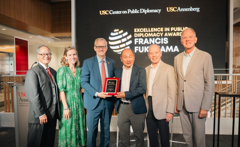 Stanford CDDRL (@stanfordcddrl) on Twitter photo Congratulations to @fukuyamafrancis on receiving the 2025 Excellence in Public Diplomacy Award from the USC Center on Public Diplomacy!
🔗 ow.ly/kgUw50X8KYX Congratulations to @fukuyamafrancis on receiving the 2025 Excellence in Public Diplomacy Award from the USC Center on Public Diplomacy!
🔗 ow.ly/kgUw50X8KYX