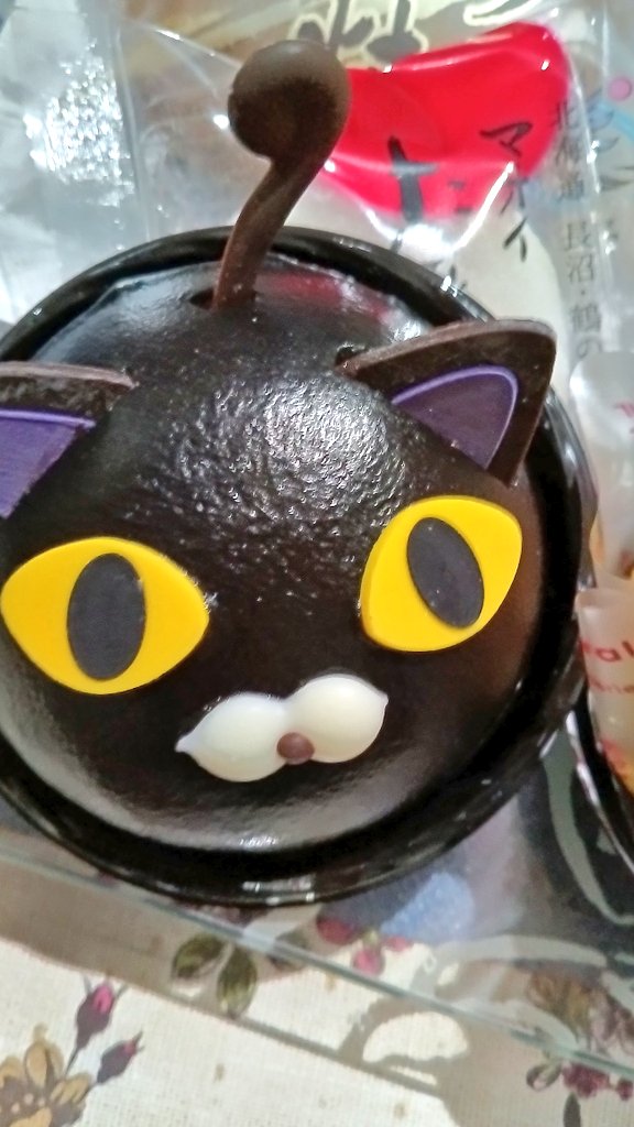 TDRxrgZfQjkJJMj's tweet image. おはようございます
何時もありがとうございます
何を見ているのか ぷっくり横顔が可愛いココ(。・‧̫・。)
朝夕寒くなって来ると
庭の片付けが次々と…
ココの手を見ると👀✨
借りたい心境です
そうそう先日 可愛い猫饅頭があったので買って来ました
ラストワンでした🤗
今日も素敵な一日を🍂