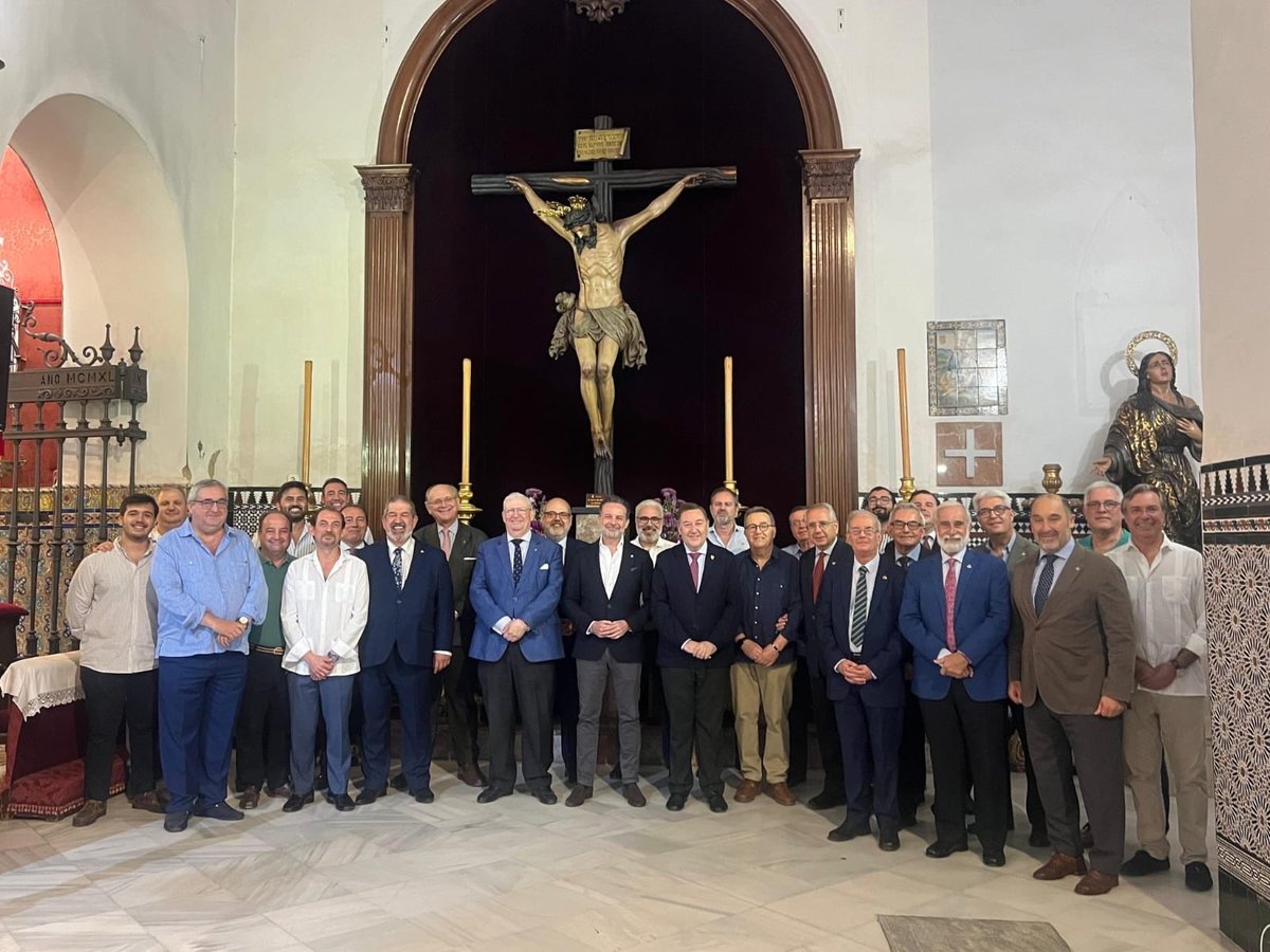 HdadHiniesta's tweet photo. En la noche de hoy, hemos recibido en nuestra sede canónica de la Parroquia de San Julián la visita de la Junta Superior del Consejo General de Hermandades y Cofradías de Sevilla, encabezada por su presidente, Francisco Vélez, quien ha querido felicitar personalmente a nuestra Junta de Gobierno por la designación del Santísimo Cristo de la Buena Muerte para presidir el próximo Vía Crucis de las Hermandades de Sevilla 2026.

@ElConsejoSev 

#SoydelaHiniesta
#LaEstrellaSublime