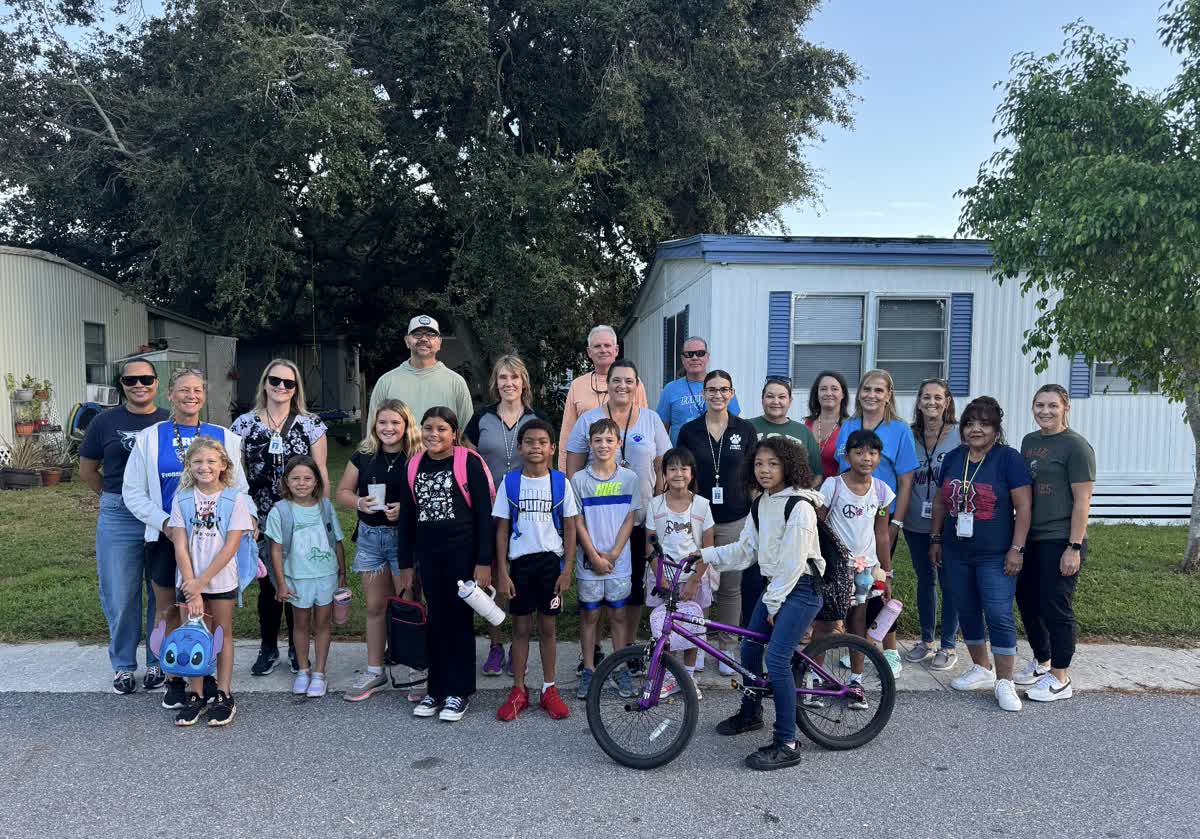 my_pcs's tweet image. Today is #NationalWalkToSchoolDay, and our schools went all out! 👏 This event is meant to share the importance of safe, walkable routes to school and encourage children to be more active. Thank you to everyone who helped our students get to school safely! #PCSProud