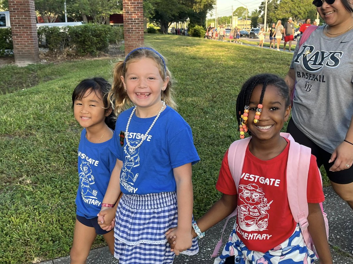 my_pcs's tweet image. Today is #NationalWalkToSchoolDay, and our schools went all out! 👏 This event is meant to share the importance of safe, walkable routes to school and encourage children to be more active. Thank you to everyone who helped our students get to school safely! #PCSProud