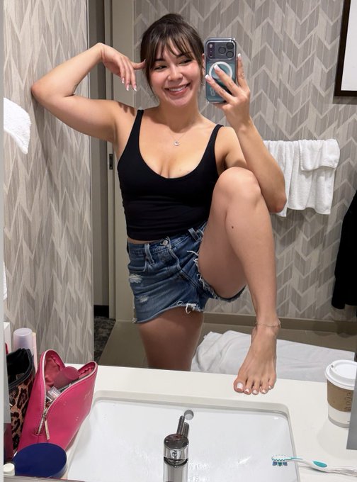 Just a cute lil mirror pic 😋 https://t.co/qi4ljfw6Zi