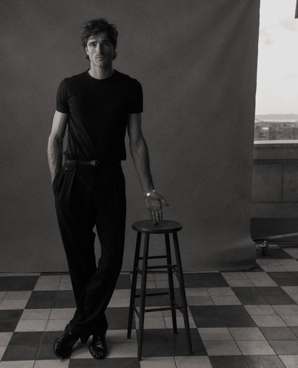 pauliebleek3r's tweet photo. when i grow up i want to be that stool https://t.co/t9AqrnG7Yl