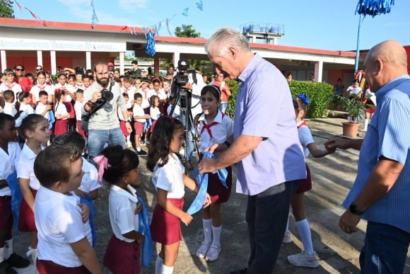 En Chambas, Ciego de Ávila, comenzó su recorrido este miércoles el presidente <a href="/DiazCanelB/">Miguel Díaz-Canel Bermúdez</a>. Allí, el mandatario visitó la escuela primaria “Antonio Maceo”, donde 88 niños de primer grado recibieron la pañoleta azul que los inicia como pioneros
cubadebate.cu/noticias/2025/…