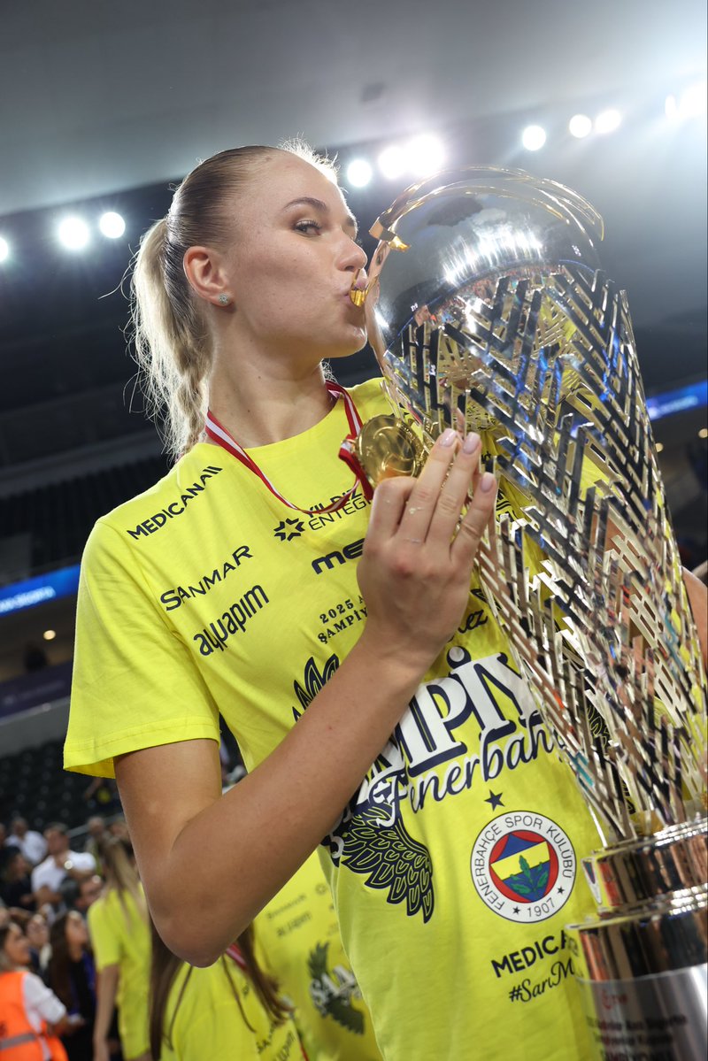 FBvoleybol's tweet image. 🏆💛💙

#SarıMelekler