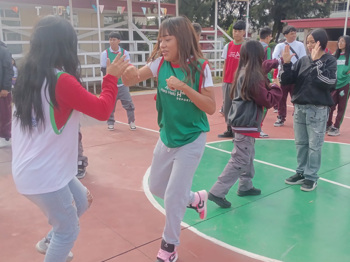 sbrsusana's tweet photo. La @FAHHdeporte da seguimiento a los alumnos del primer semestre del Conalep Valle de Aragón, Ecatepec de Morelos, Edo. Mex., con la estrategia "Kickboxing" que incorpora diversos movimientos, como puñetazos y patadas que requieren mucha energía y esfuerzo... (1/2) https://t.co/AzlmNvCfCc