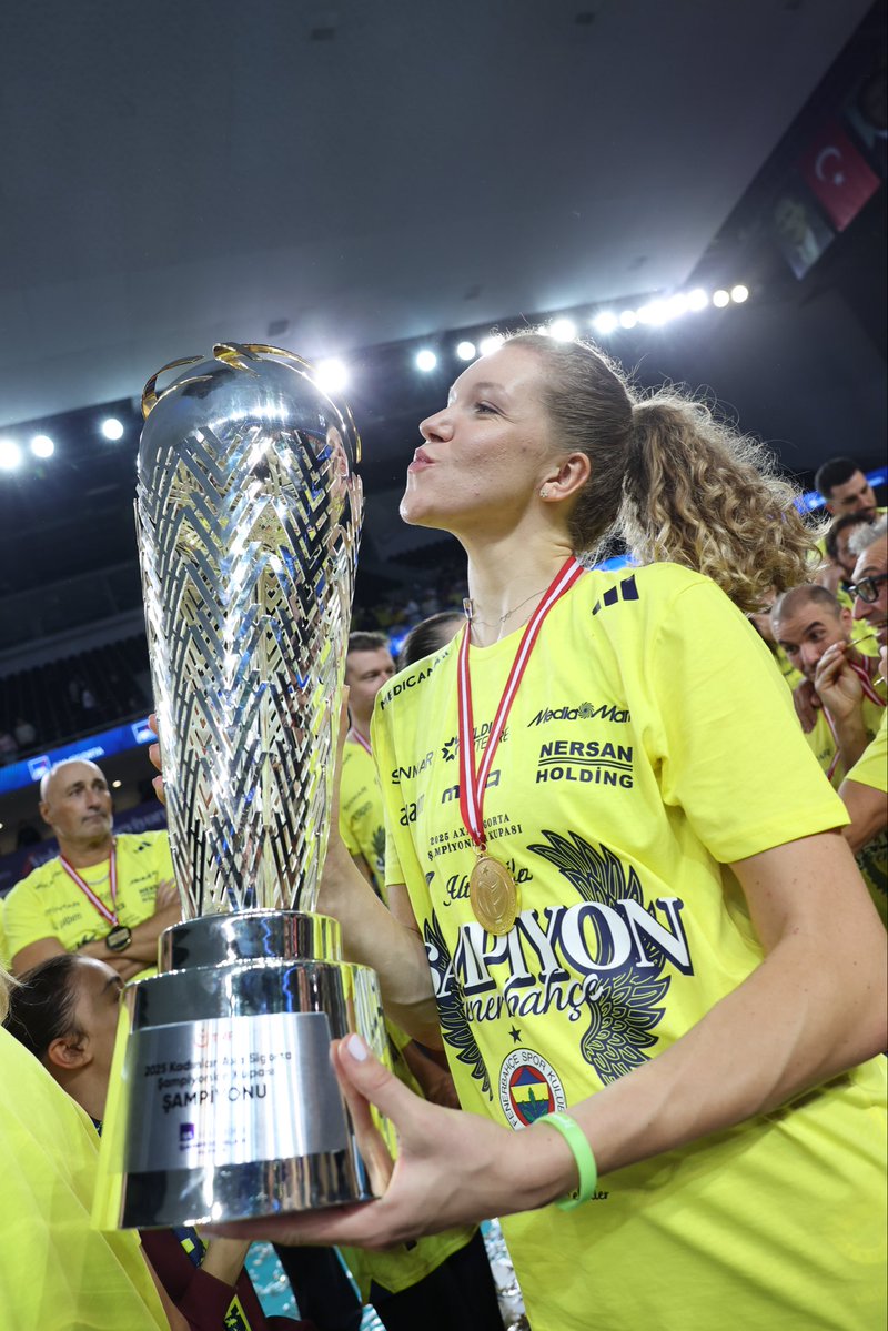 FBvoleybol's tweet image. 🏆💛💙

#SarıMelekler