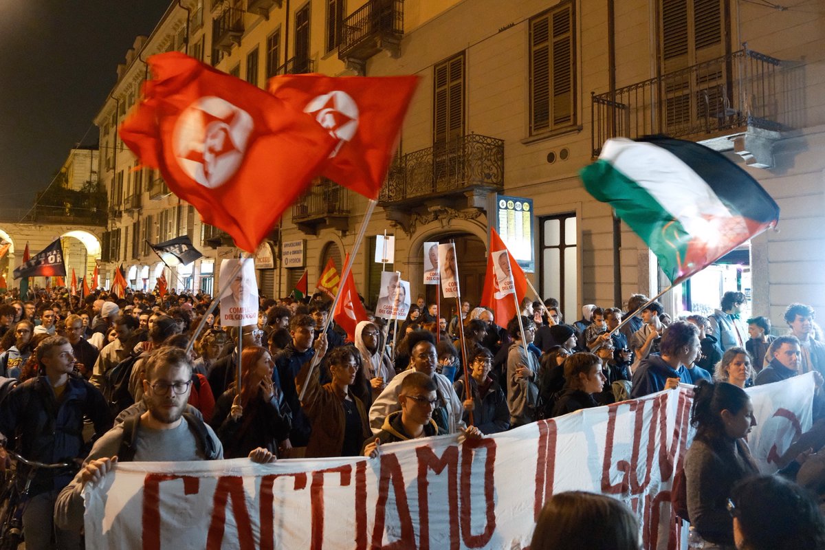fgc_nazionale's tweet image. Mentre il #governo balbetta su #Gaza e tace sui cittadini arrestati sulle flottiglie, il popolo torna in piazza contro il genocidio. Dobbiamo organizzarci, tenere vivo e fare crescere questo grande movimento che ha fatto tremare i complici del genocidio. Avanti con la lotta!