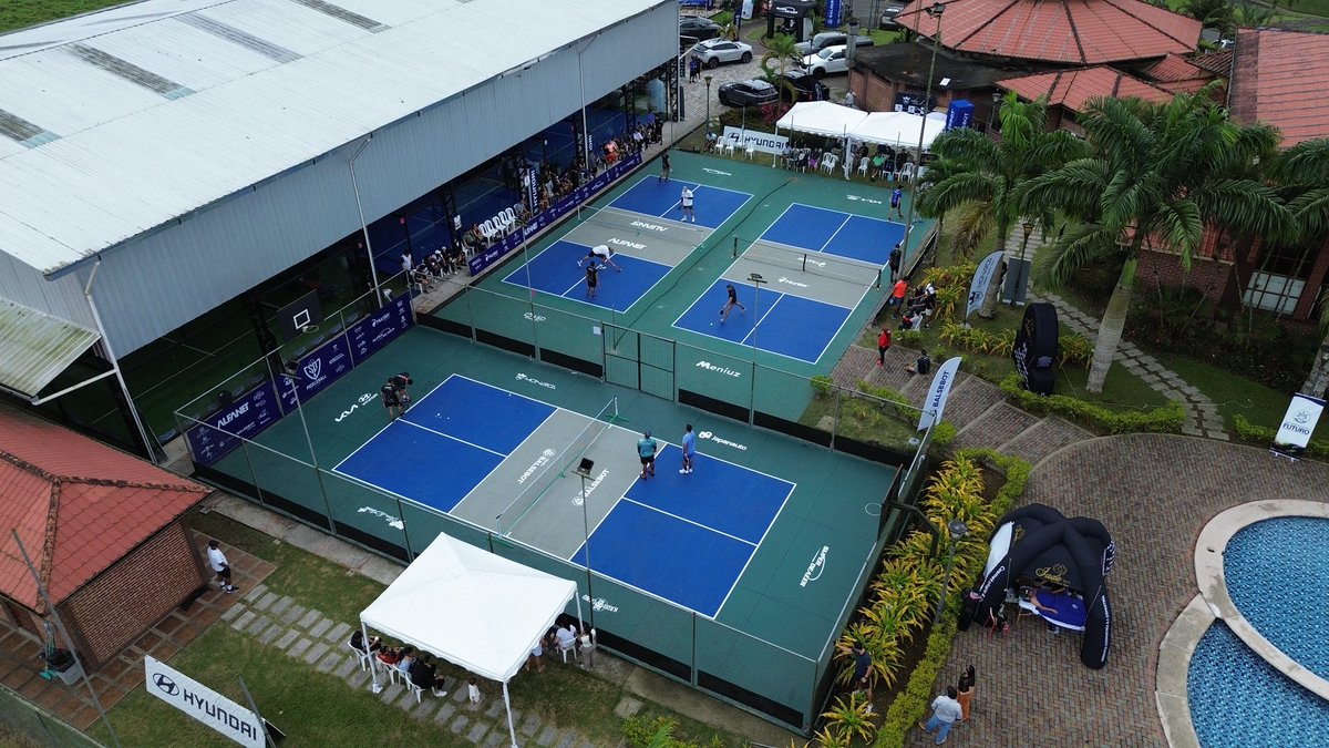 MeniuzHQ's tweet photo. Conquistando desde el cielo ￼￼💙🩵

https://t.co/q7m6AdJRH2

#SaboreaElMundo #PickleballMoments https://t.co/MOaAKQLFKA