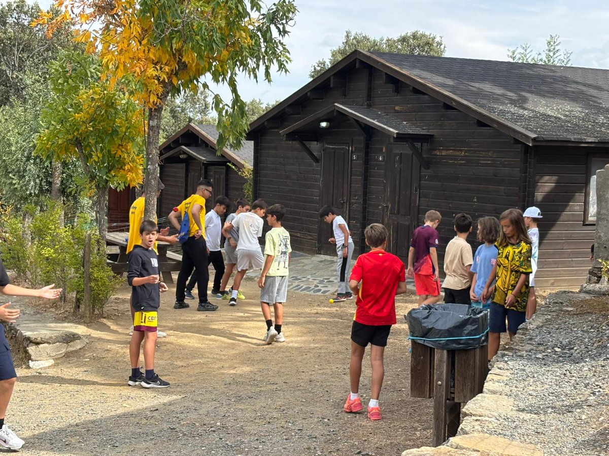 IesGerardoDiego's tweet image. Llegada a la Inmersión Lingüística de Interway en El Guijo (El Guijo de Ávila en Salamanca) con 1 ESO (2 PAI). Hemos tenido un buen viaje, nos han recibido los monitores y hemos conocido nuestras cabañas. We are talking in English all the time!!