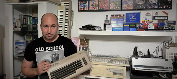 In unserer neuen #Podcast-Folge sprechen wir mit <a href="/sid_spieler/">SID-Spieler</a>, der uns etwas über SID-Aufnahmen und Diskettenmagazine zu erzählen weiß

Link zur Folge: brotkastenfreun.de/brotkastenfreu…

oder auf YouTube: youtube.com/watch?v=kUacys…

#Commodore64 #C64 #retro #8bit