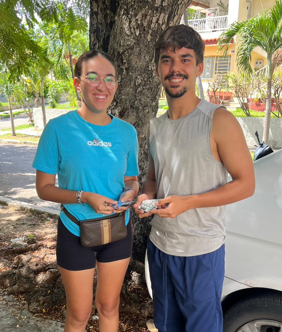 yeniseybm's tweet photo. Il mio amico Otto, studente del sesto anno di medicina, è l'incaricato di consegnare personalmente in giro i farmaci della nostra donazione!
I cubani ringraziano, ed vogliono farci avere le loro fotografie mentre ricevono i medicinali.❤️😍 https://t.co/rKnBlmqAfE