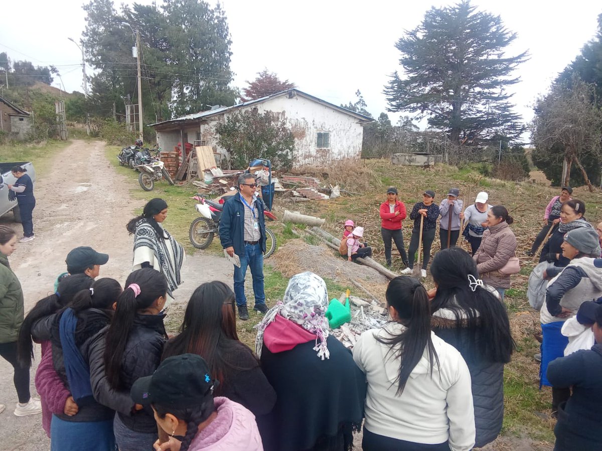 🌱 En AgroAzuay caminamos junto a a las familias rurales, sembrando conocimientos y esperanza. Con 64 familias compartimos talleres sobre diseño del Huerto Familiar y Autosuficiencia Alimentaria, como parte del proyecto Comunidades por la Vida de la <a href="/AzuayPrefectura/">Prefectura del Azuay</a>. 👩🏽‍🌾👨🏽‍🌾