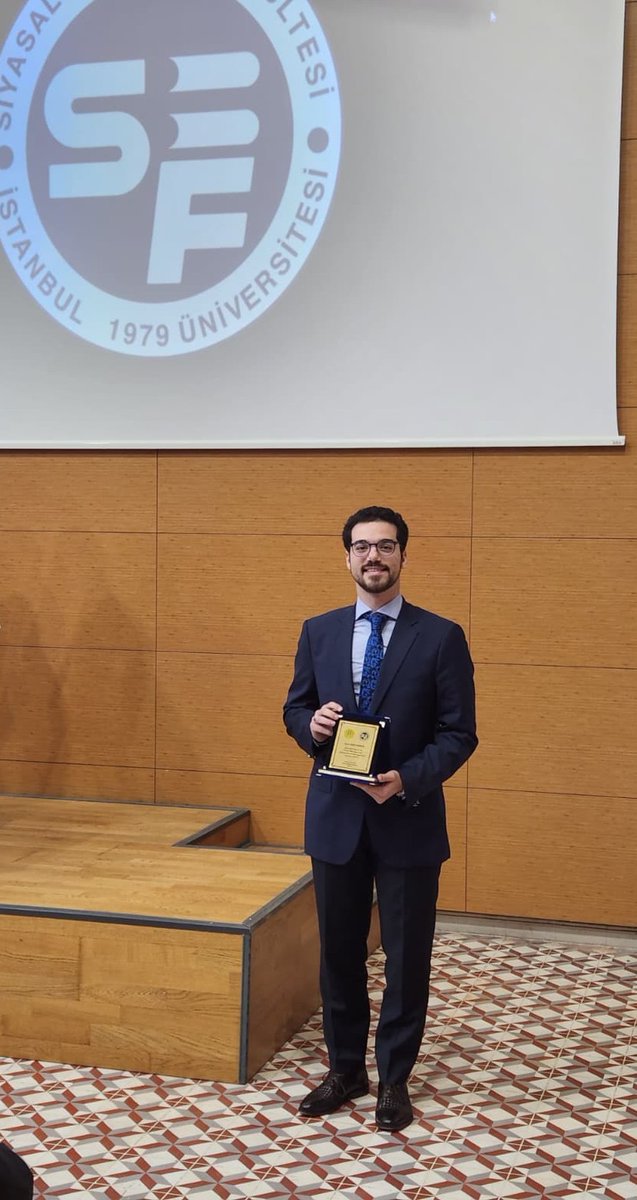 Bugün, hem Siyaset Bilimi ve Uluslararası İlişkiler bölümü hem de İstanbul Üniversitesi Siyasal Bilgiler Fakülte birincisi olmanın gururunu yaşadım. Açtığın yolda yürümeye ve her daim daha çok çalışmaya devam edeceğim Ata'm.