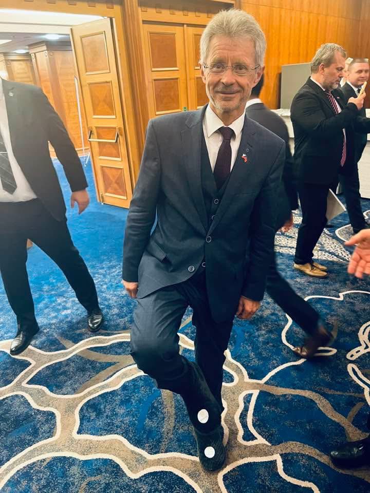 Když na slavnostní recepci Taiwanu potkáte předsedu Senátu <a href="/Vystrcil_Milos/">Miloš Vystrčil</a> a on má na nohách celý večer (včetně přednesení slavnostního projevu na pódiu) papuče, protože je přeci “Papučový den” - Den na podporu domácí hospicové péče ❤️

<a href="/Exner_STAN/">Martin Exner - Evropan</a> 
Fórum mobilních hospiců a