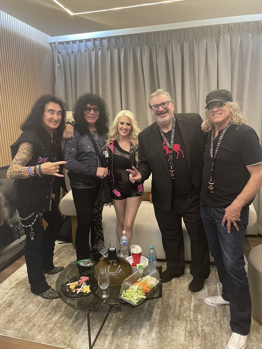 PaulShortino's tweet photo. Back stage after #IconsOfClassicRock show @robinmcauley3 #KendraDaniels #JohnnyEdward https://t.co/Hev10PyKvT