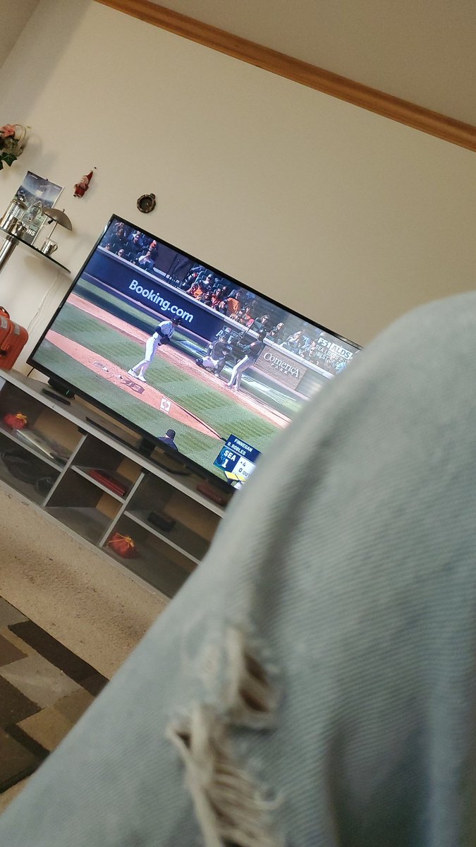 PatrickfengheHe's tweet photo. Did this #DETvsSEA start earlier? Oh, I thought it kicking off at 1 pm. Anyway, @Mariners leads and sun pops. Bases loaded, everyone is on. https://t.co/kzQhoMvh0Y
