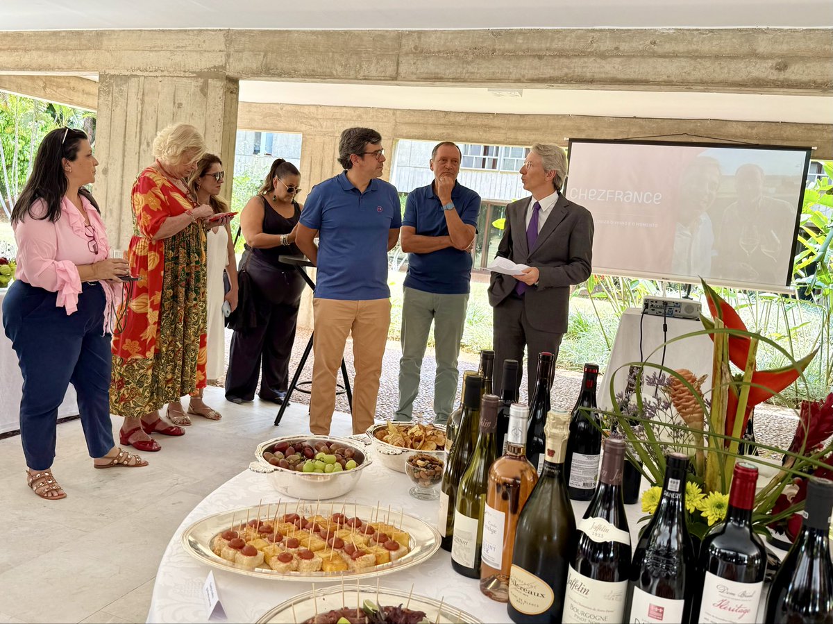 Eles vieram de regiões icônicas da 🇫🇷 como Bordeaux, Bourgogne,
Rhône, Champagne, Córsega, Loire, Languedoc, Provence, Alsace e Beaujolais. 
Produtores franceses reunidos na nossa embaixada em Brasília. O “savoir-faire”🇫🇷, reconhecido no mundo inteiro, é um orgulho nacional!