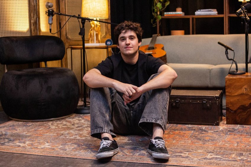 jnflesch's tweet image. Nícolas Cândido pediu a noiva, Ana, em casamento, e transformou a ação na música ‘Tudo Sobre Nós’. A faixa estará disponível na sexta-feira (10/9) nas principais plataformas.

O artista da MPB, que tem influências de rap e coleciona mais de 40 milhões de streams, gravou o projeto…