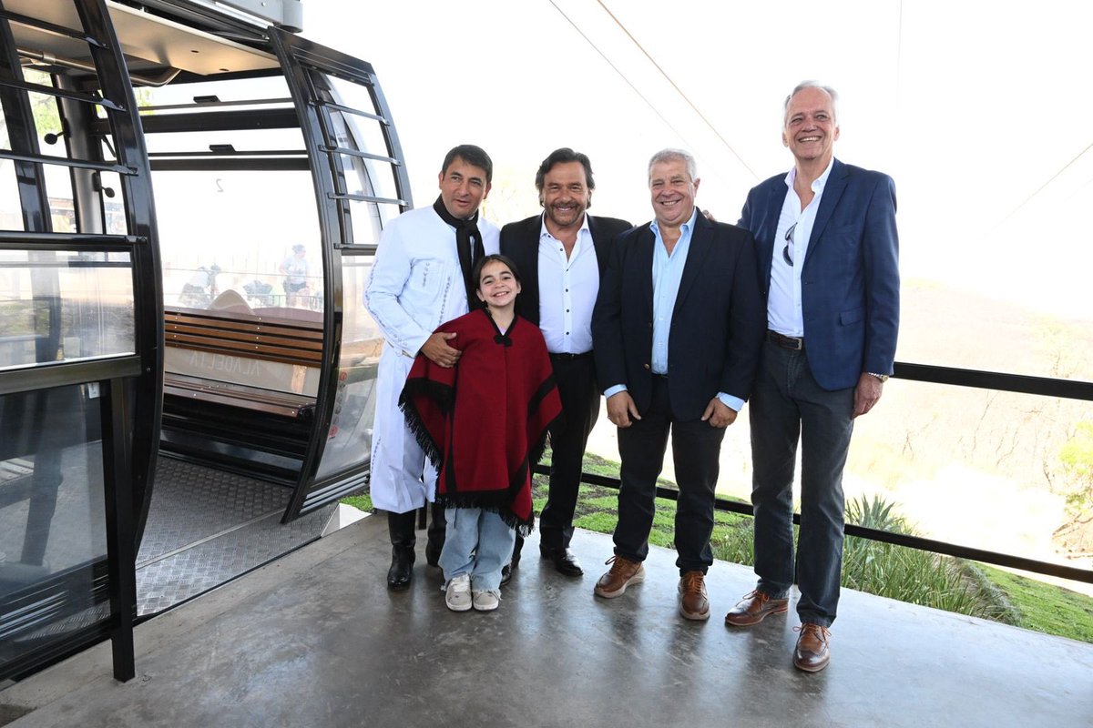 GustavoSaenzOK's tweet photo. En la cima del Cerro Aladelta inauguramos el anfiteatro “Las Voces de Orán”, un espacio que abraza nuestra música y a quienes la mantienen viva. 

Lleva el nombre de un grupo es parte de la historia del folclore salteño y rinde homenaje a su fundador, Federico Córdoba, cuya voz seguirá sonando bajo este mismo cielo.

Un nuevo punto de encuentro, de arte y de identidad.

Primero Salta. Primero los salteños.