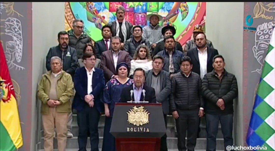 EstadisticoBo's tweet photo. Últimos días del Gobierno de peor vestimenta.
Por favor que vuelvan los sacos, las camisas, las corbatas, los vestidos y polleras. Son honorables, representan a un país y se ve feo que se vistan como si fueran a comprar salchipapas a la Ceja. https://t.co/XQIBTrYRi9