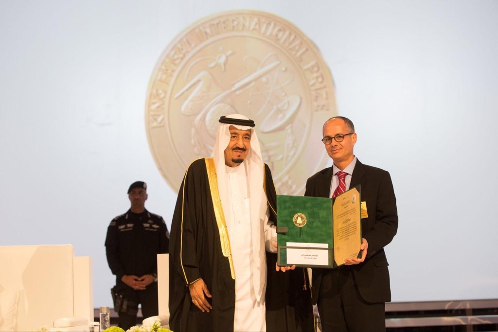 نُبارك للمملكة العربية السعودية والعالم العربي هذا الإنجاز العلمي الرفيع، بفوز العالم السعودي البروفيسور عمر ياغي بجائزة نوبل في الكيمياء لعام 2025، تقديرًا لإسهاماته في تطوير المواد الذكية في مجال الكيمياء والتي تخدم الطاقة والمياه والبيئة.
#نوبل #nobelprize2025 #SaudiArabia