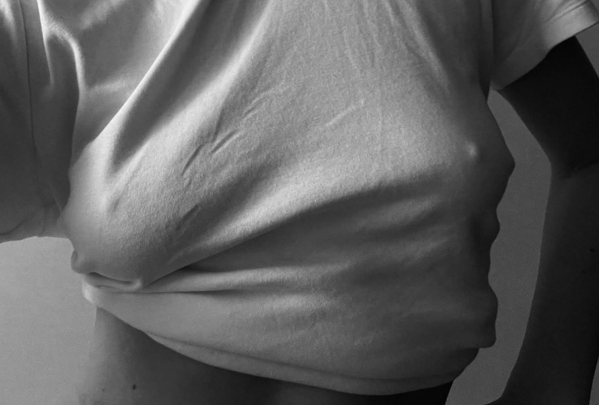 تعالي خبِّئ حلمتي النافرة، بين أسنانك