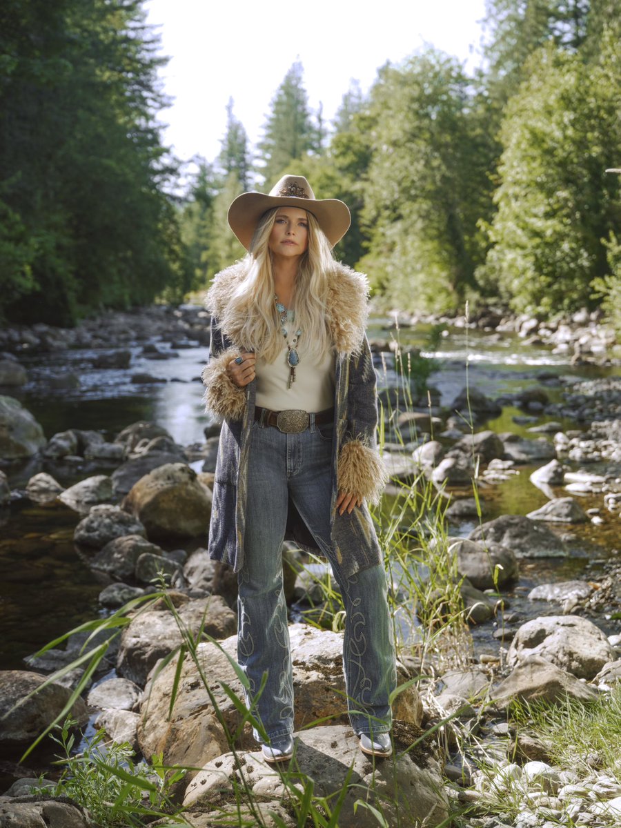 mirandalambert's tweet image. .@Idyllwind is for the country girls who can do both 🔥🤠🎣