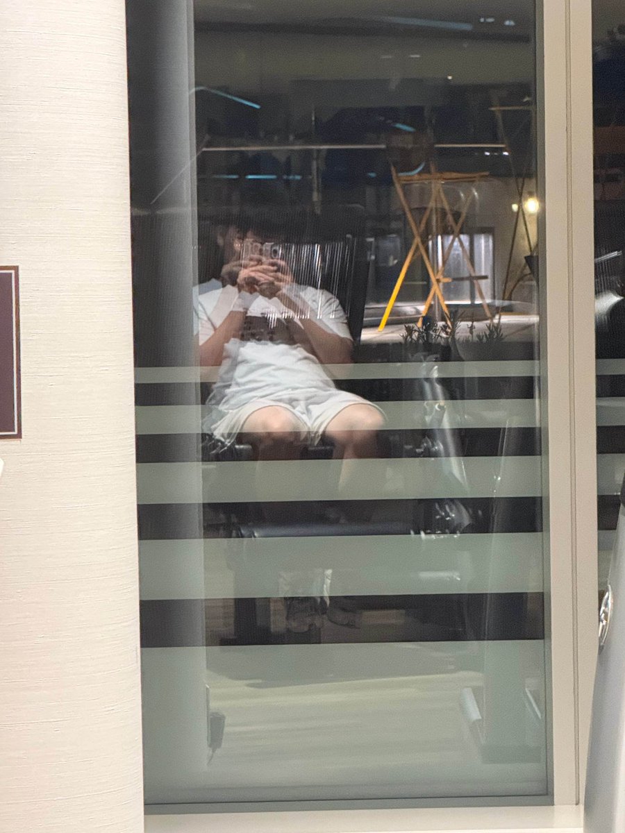 GUMAHAEYO10's tweet photo. t1 pop but sexyback starts playing whenever gumayusi sends a faceless photo update like he's your situationship or something like that https://t.co/ZNisilzBg5