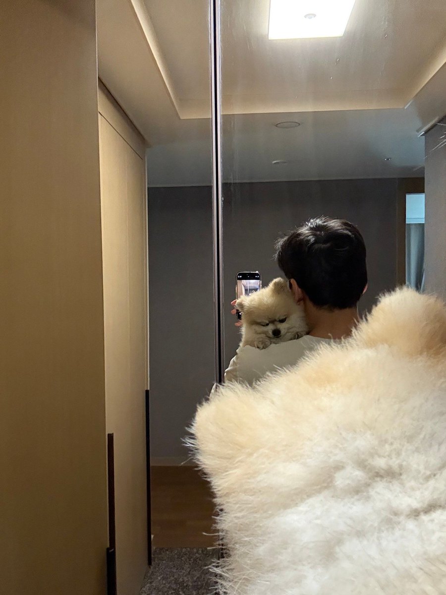 GUMAHAEYO10's tweet photo. t1 pop but sexyback starts playing whenever gumayusi sends a faceless photo update like he's your situationship or something like that https://t.co/ZNisilzBg5