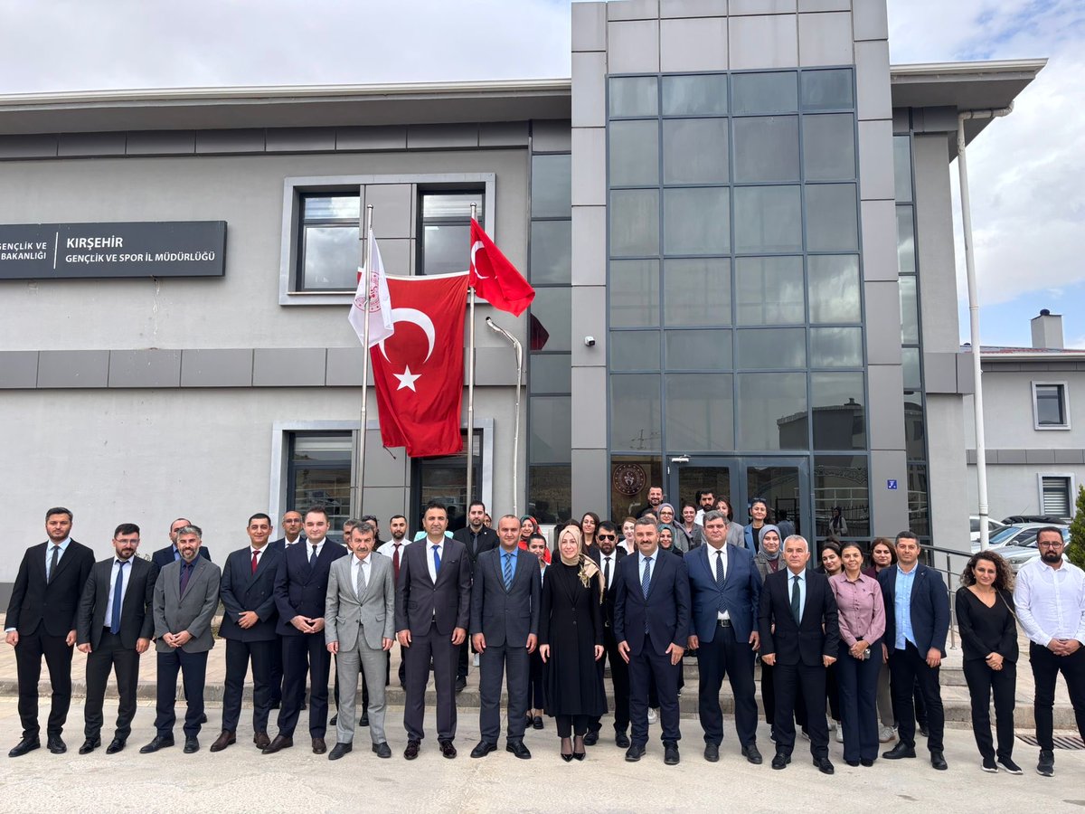 Gençlik ve spor için çalışan <a href="/GSB_Kirsehir/">Kırşehir Gençlik ve Spor İl Müdürlüğü</a> 
ailesindeki değerli ekip arkadaşlarımızla bir araya geldik.💫

Gayretleri ve emekleri için teşekkür ediyor, çalışmalarında kolaylıklar diliyorum.

📍Kırşehir