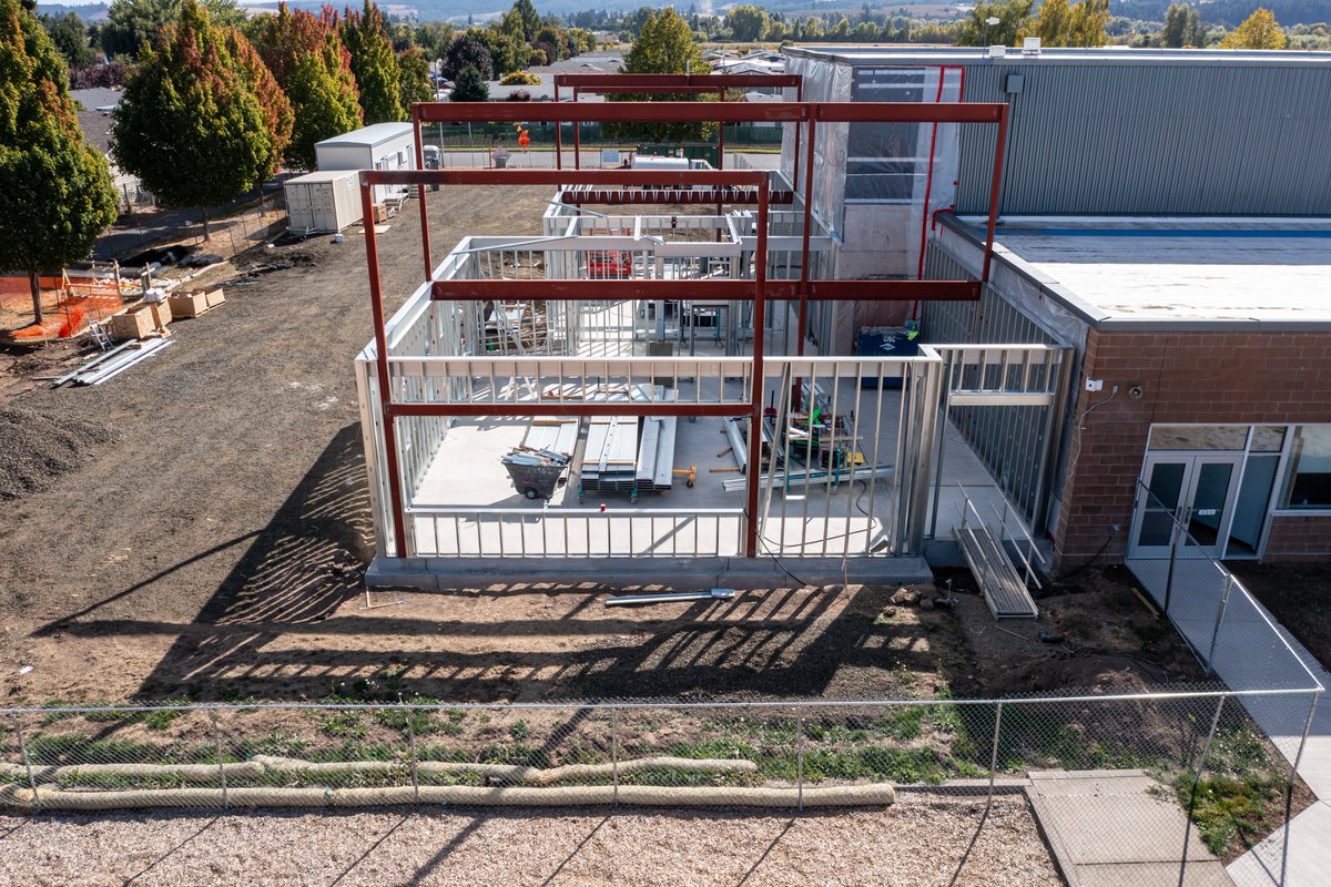 RobCon_Co's tweet image. Framing’s done on the first floor at Fern Hill Elementary 🏫🔨

Sheathing wraps tomorrow, 2nd floor deck is going in, and we’re set to pour the slab next week...big milestone ahead! Wall and roof framing up next 👀

#FernHillElementary #TeamRobcon #ConstructionUpdate