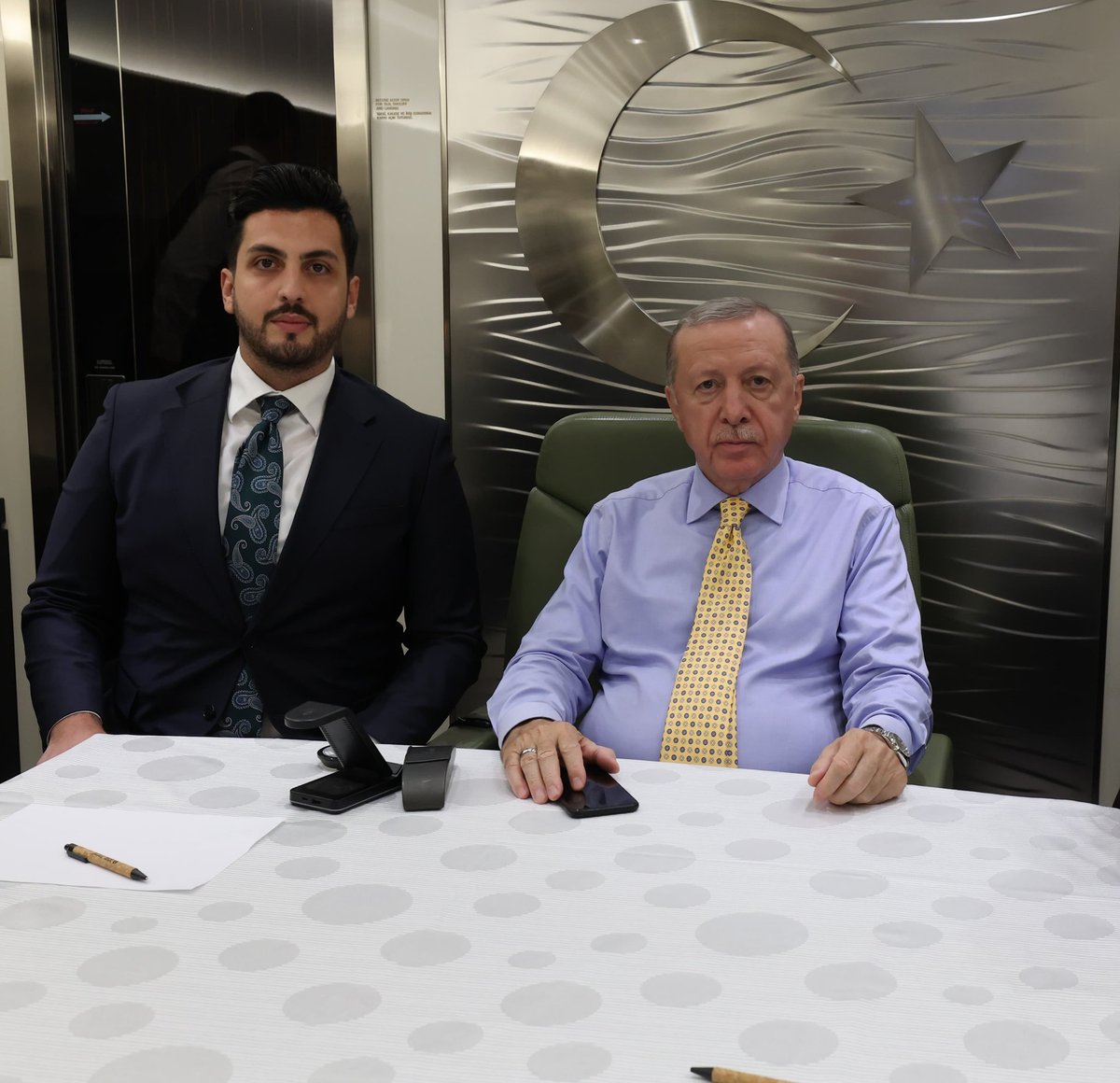 Cumhurbaşkanımız Sn. <a href="/RTErdogan/">Recep Tayyip Erdoğan</a> ile Türk Devletleri Teşkilatı 12. Zirvesi Azerbaycan dönüşü bir araya geldik.

“Biz, gençlere asla arka bahçemiz olarak bakmadık. Tam tersine, biz gençleri her zaman emaneti teslim edeceğimiz yol arkadaşlarımız olarak gördük.”

Bu sözler, bir