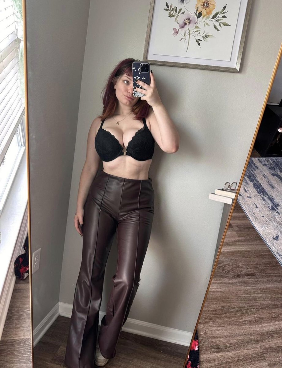 Redd_annabel0's tweet photo. do u prefer photos📸 or videos🎥? ill send ur choice in dms https://t.co/7hEZAv3SNK