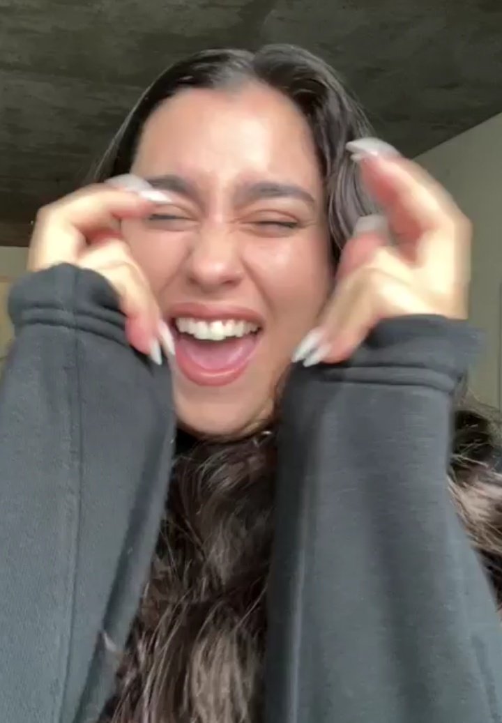 holtxss's tweet photo. Ela falando de música toda animadinha 🥺 https://t.co/HCWumYHsFK