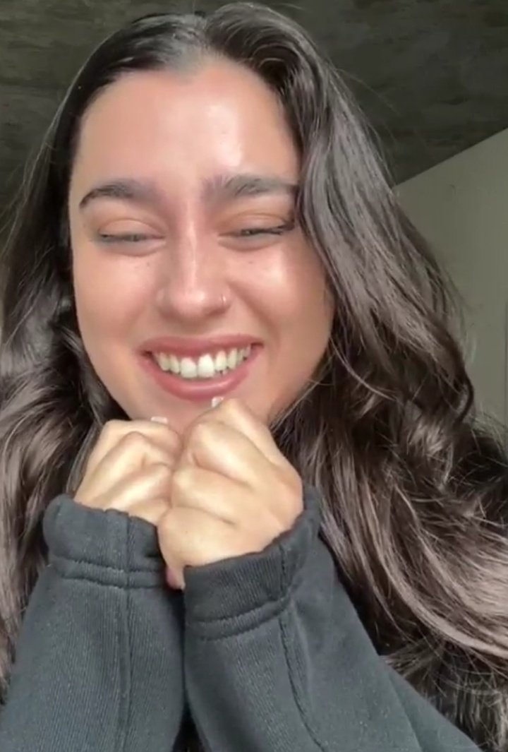 Ela falando de música toda animadinha 🥺