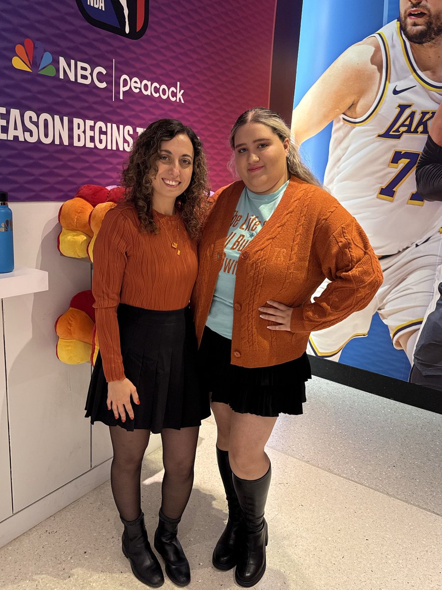 michelle_ann_89's tweet photo. WE ARE HERE AND SO READ TO SEE TAYLOR!!! #nbcstudios #sethmeyers #TSTheLifeOfAShowgirl @lexidesignco https://t.co/BtdM1EL96p