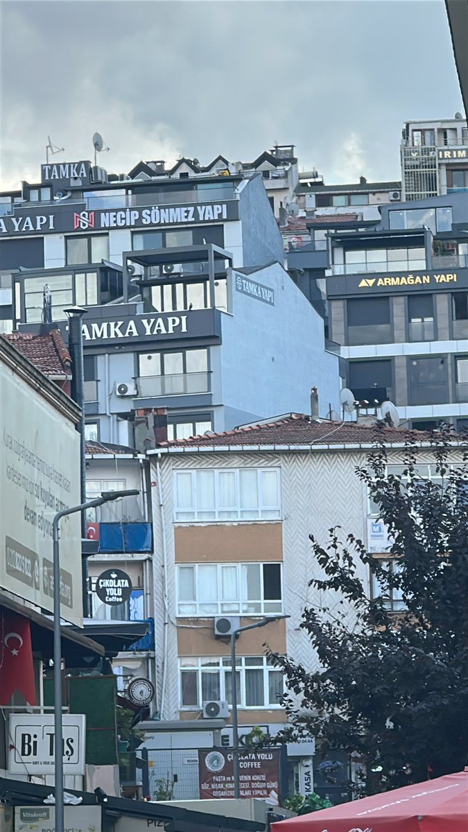 Yeni Türkiye estetiği: 

Birbirinden çirkin yapıların üzerine inşaat şirketi ismi yazmak.