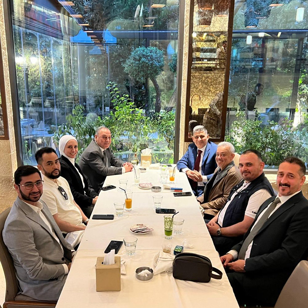 استضاف المركز الأردني للتصميم والتطوير فريق شركة سهيل سات على مأدبة غداء ودية، جرى خلالها مناقشة سبل تعزيز التعاون وتطوير العلاقات الاستراتيجية بين المؤسستين.
تأتي هذة المبادرة في إطار تعزيز الروابط الأخوية المتينة التي تجمع بين دولة قطر والمملكة الأردنية الهاشمية، ودعم الجهود