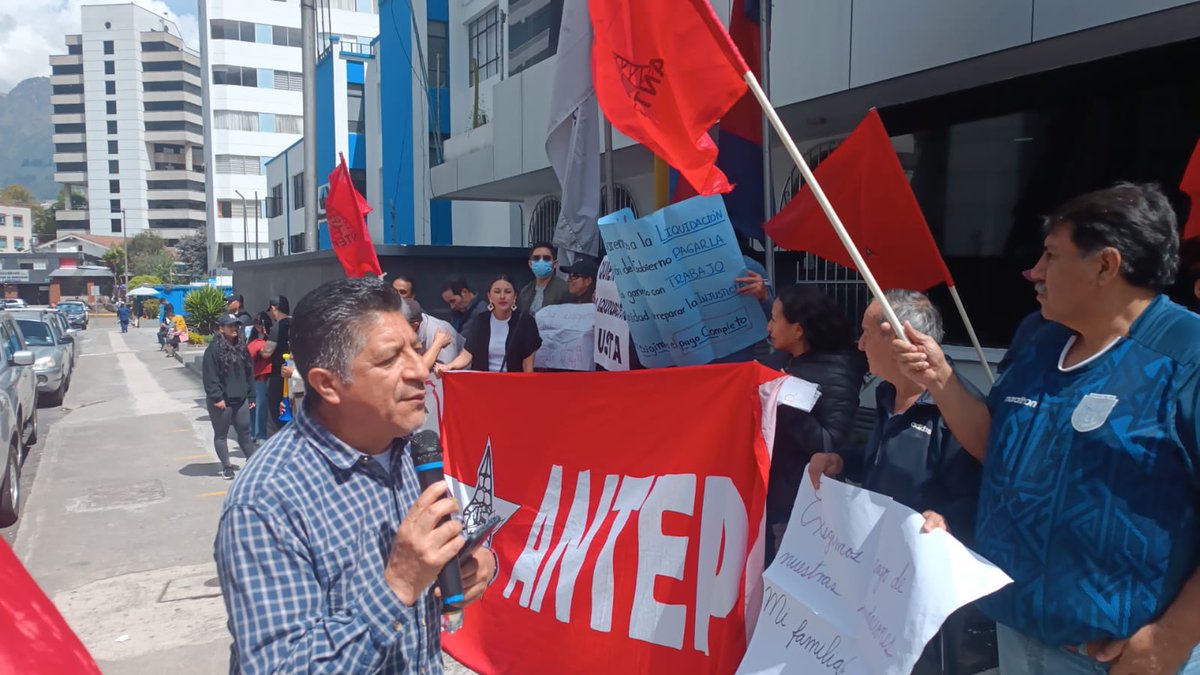 A esta hora plantón y protesta de <a href="/antep_ec/">ANTEP</a> ecuador en defensa de los 1300 trabajadores petroleros despedidos hace tres meses y aún sin sueldos ni liquidaciones. Lo que pasa cuando gobierna la ultraderecha: ¡NO se respetan derechos laborales NO existen los convenios colectivos!