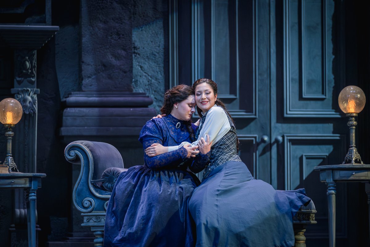 MunicipaldeStgo's tweet image. Galería 📸 | Werther: cumbre del romanticismo 💌
Inspirada en Las penas del joven Werther, del movimiento Sturm und Drang, esta ópera lleva al límite las emociones, tanto lírica como dramáticamente.
📅 Hasta el 11 de octubre
🎫 Entradas en boleterías y municipal.cl