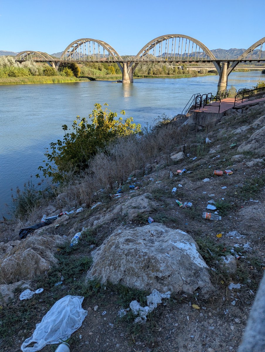 Arribar a Móra d'Ebre i trobar-te aquesta estampa. Quina llàstima!!! La gent té molt poca consciència medioambiental. 
Potser caldria prendre accions, <a href="/Ajmoradebre/">Móra d'Ebre</a> <a href="/moradebre/">Móra d’Ebre Turisme</a> <a href="/MoradEbreInfo/">MoradEbre.Info</a> #catalunyaexperience #plastics #contaminacio #natura #Ebre #Catalunya #mediambient