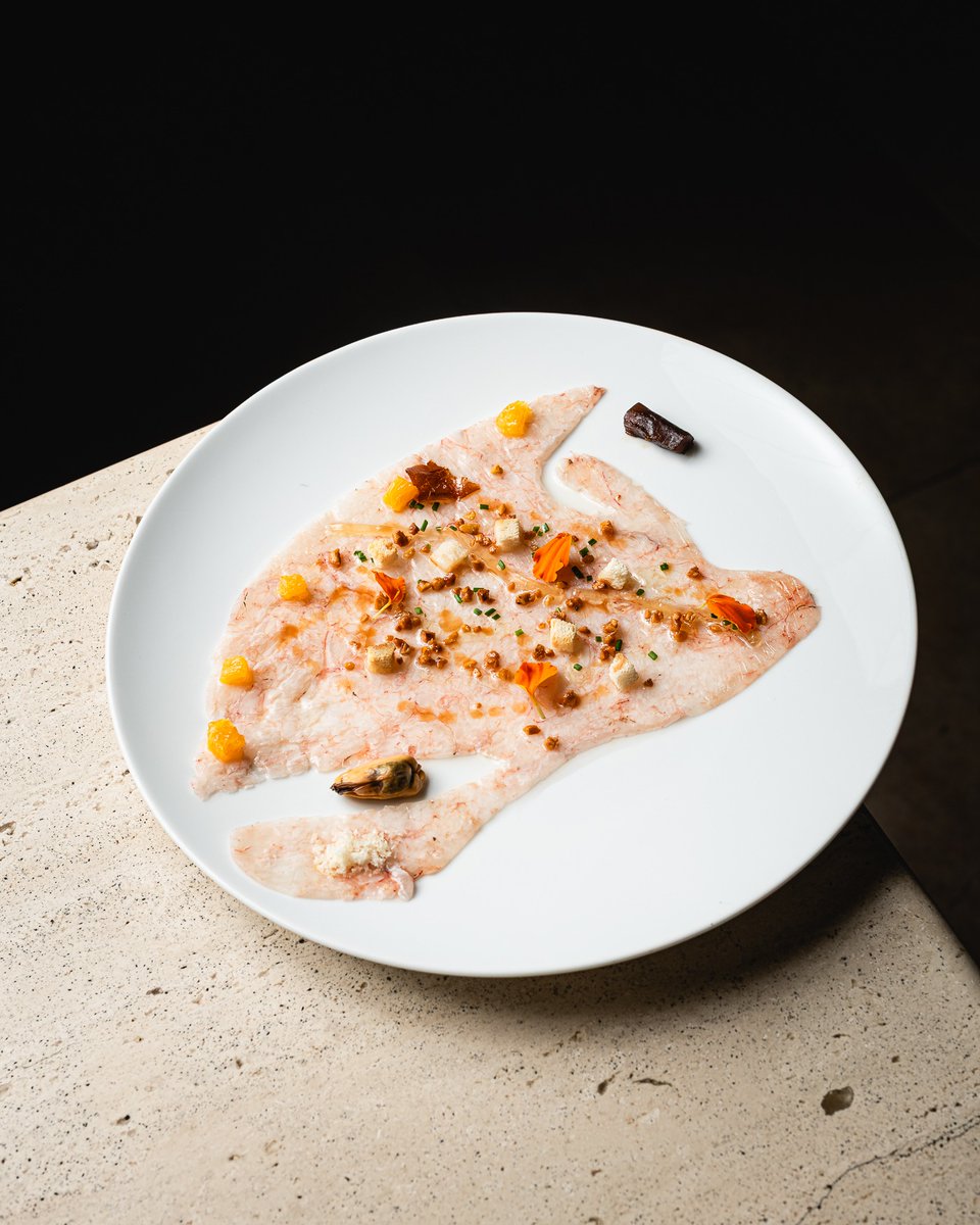 El nostre carpaccio de gamba blanca amb cibulet, oli, fruits secs i cruixent de gamba és un homenatge a la subtilesa del mar i a la riquesa del nostre entorn.

Reserves: hotelalgadirdelta.com